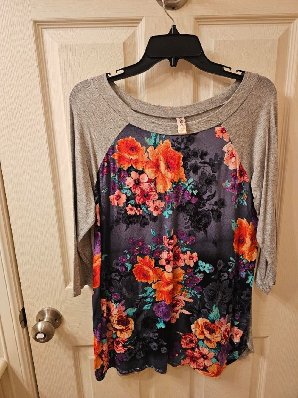 NWOT Lara Large Grey 3/4 Sleeve Floral Blouse